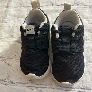 NIKE ROSHE ONE TODDLER BLACK AND WHITE SHOES SIZE 5C SLIPON